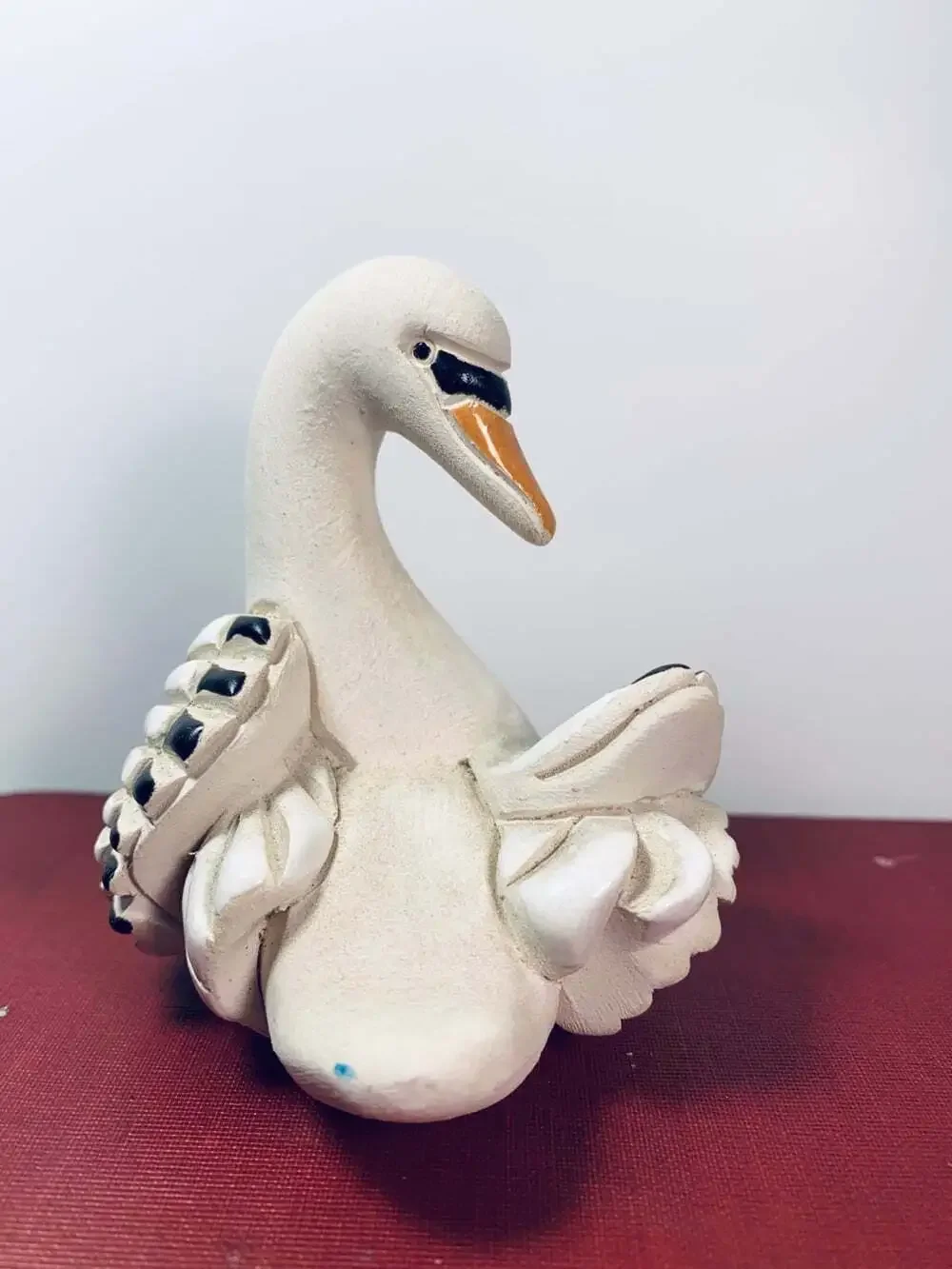 Swan figurine statue